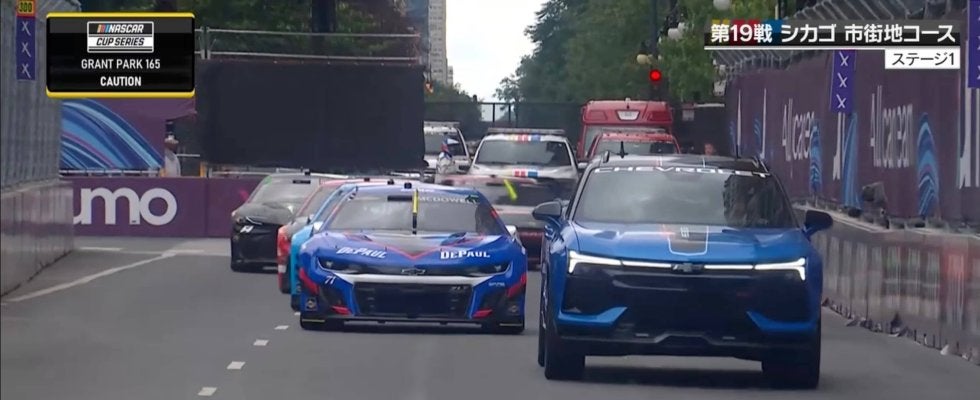 デカっ…大型SUVがレーシングカーを“先導” 珍しいシボレーの爆走シーンに「ペースカーなんですか？」注目殺到