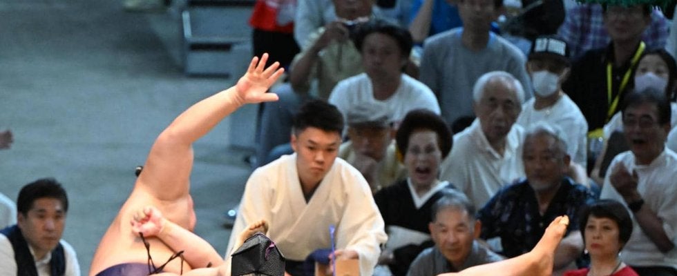 草野が新入幕対決制す　番付発表の日に初めてマゲ結う「引っ張られて、おでこが伸びている感じ」