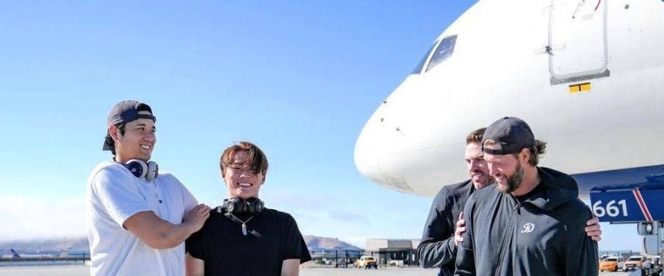 ドジャース　山本由伸を見つめるフリーマンが印象激変！グラウンドでは見られないほっこり光景　カーショーの両腕を握り