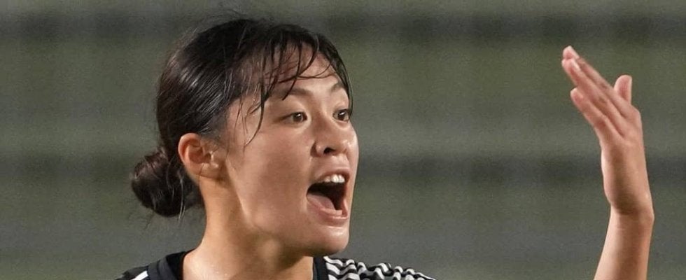 韓国戦ワントップ起用の｢なでしこ新星｣強烈ミドル弾で幕開け！ 後半｢美人すぎる10番｣がトップ下出場も…澤穂希の同僚｢女メッシ｣の奮闘で優勝の行方は最終戦へ