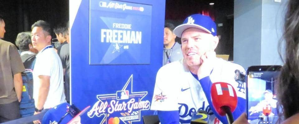 ドジャース　フリーマンが長男・チャーリー君と前日会見に登場「特別な瞬間だよ」思い出の地に笑顔「家族は楽しみにしていた」