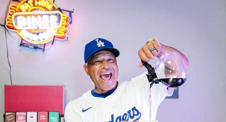 ロバーツ監督がレストランの店員に！？撮影会でド軍戦士が和気あいあい　大谷翔平のカッコいい店員姿も反響