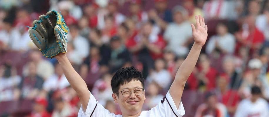 広島　子育てインフルエンサーの木下ゆーきが始球式に登場　背番号は「８８」（パパ）ブルペンで新井監督と特訓