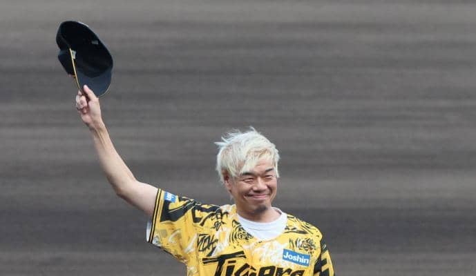阪神戦　１０－ＦＥＥＴ　ＴＡＫＵＭＡがファ-ストピッチに登場　元阪神の白仁田氏と藤原氏と親交「夢が叶ったような瞬間でした」