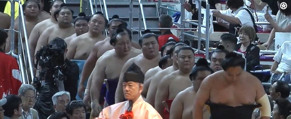 人気力士、衝撃の“金ピカ”化粧まわしに熱視線 「高そう」「カッコイイ」反響続々