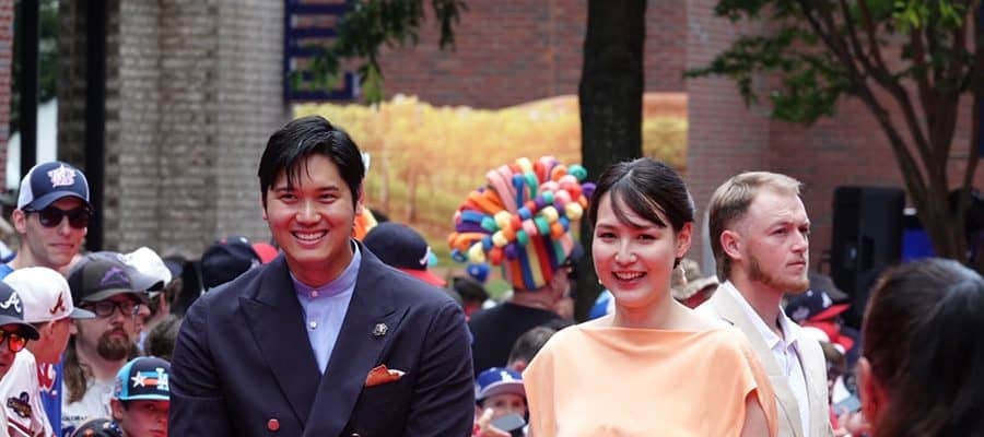 大谷翔平、濃紺スーツは「妻の色に合わせて」　桃をイメージ…真美子夫人と登場