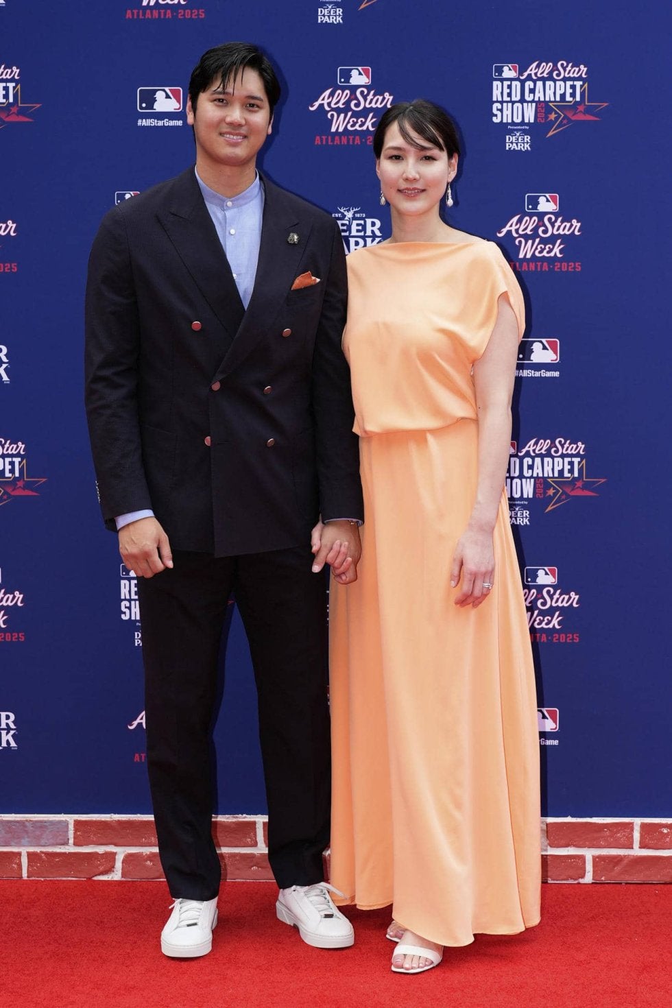 大谷翔平、桃色ドレス姿の真美子夫人と夫婦で2年連続球宴レッド