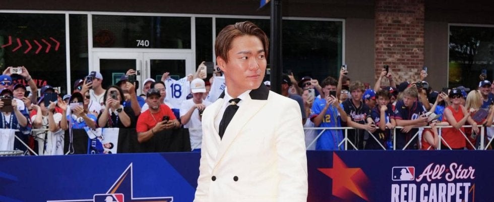 山本由伸、初の球宴レッドカーペットにソロで登場　白のジャケット姿でスターと肩を並べる