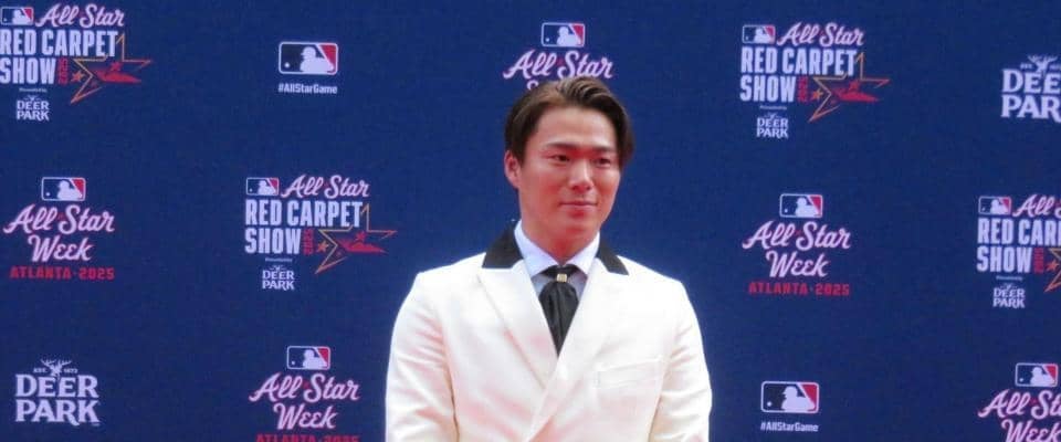 山本由伸　白ジャケットをオシャレに着こなす「普段なかなか着れないものを」初のレッドカーペット「すごく気持ちいいっすね」ファンから大歓声