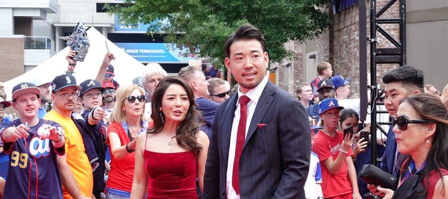 赤タイトドレスの瑠美夫人が髪をセット…菊池雄星一家の舞台裏　幸せ溢れる“準備”