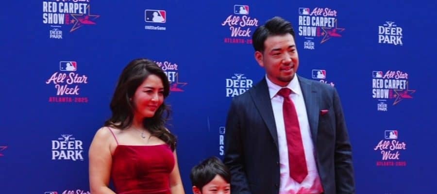 菊池雄星、赤タイトドレスの瑠美夫人と登場　鮮やかエ軍カラーに歓声、家族3人で笑顔