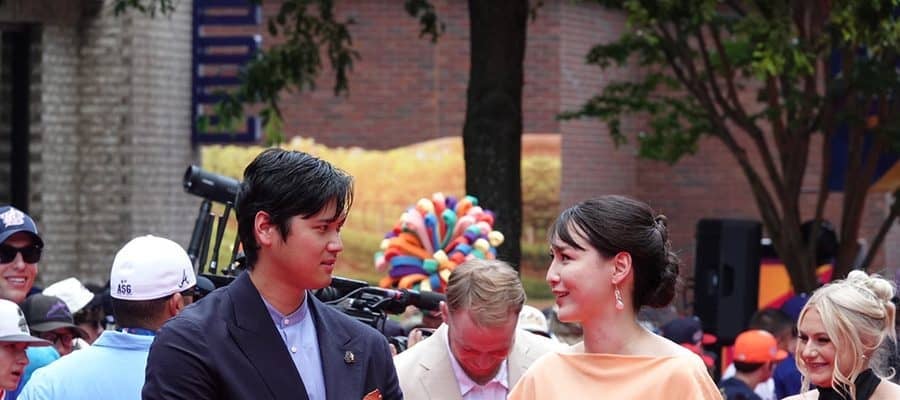 大谷翔平、真美子夫人へささやかな“気遣い”　肩に手をやり…レッドカーペットの一幕