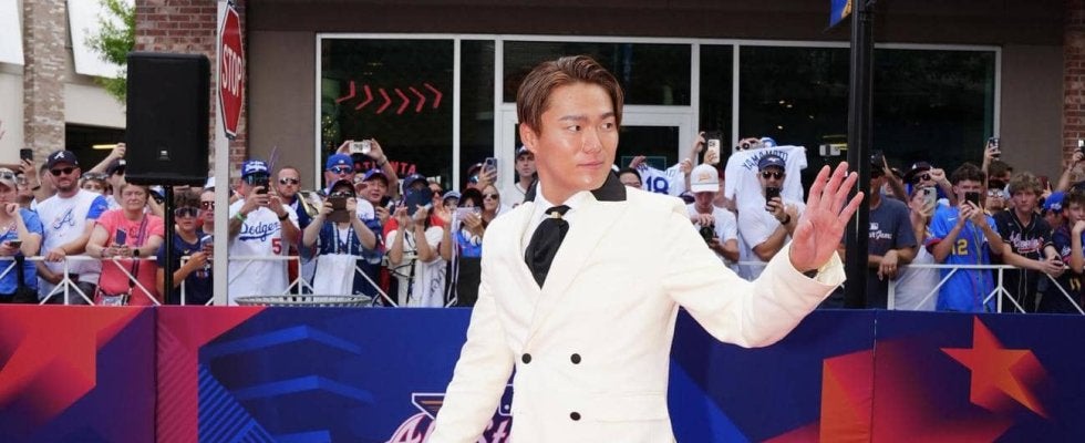 山本由伸は白スーツで鮮やかコーデ　ロバーツ監督は夫婦２人で、カーショーは大家族でのショット
