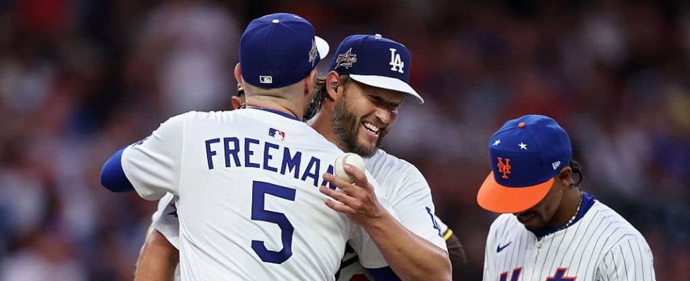 「この歓声を聞いてくれ」ド軍カーショーの“粋な降板シーン”にファン感涙 フリーマンと笑顔で抱擁…球場誰もがスタオベの圧巻光景