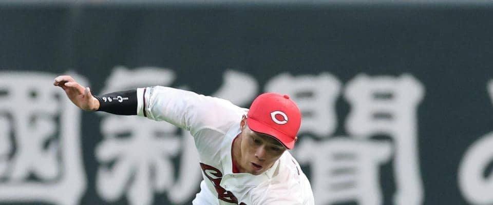 広島痛恨　中村奨成が右肩押さえて負傷交代　右翼守備でアクシデント　苦悶の表情でベンチへ下がる