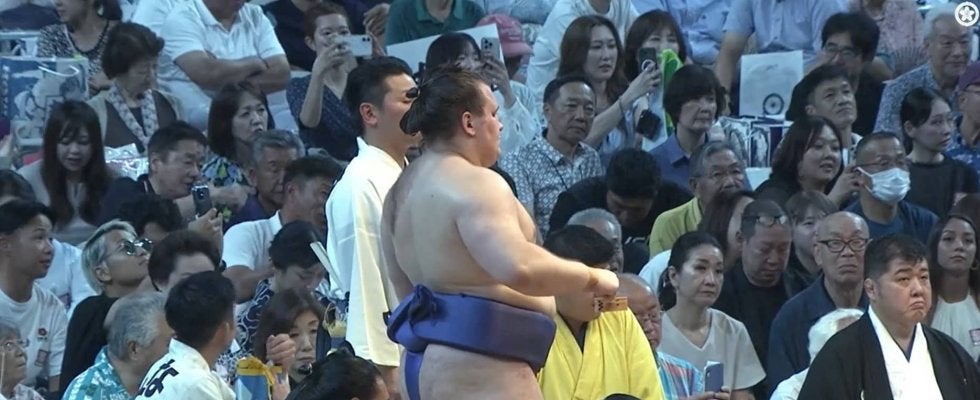 「“こいつヤバイな”って顔w」呼出が安青錦に見せた驚きの表情が話題 “憧れ”の若隆景を撃破した土俵下での一コマ