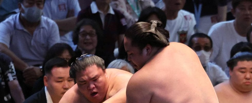 元大関で先場所十両だった御嶽海が初日から５連勝、同学年の大山親方「良さが全部出た」