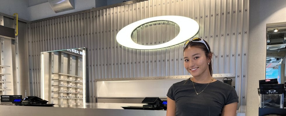プロサーファー松田詩野が世界的なアイウエアとして有名な「OAKLEY」とスポンサー契約締結！