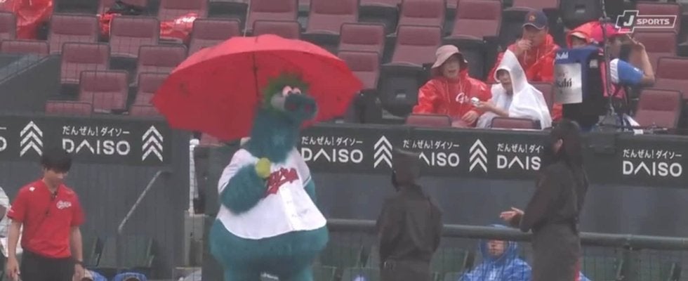 「傘さしてるかわい」雨天のスタジアムに咲く赤い傘？名物マスコットのキュートな姿にファン歓喜
