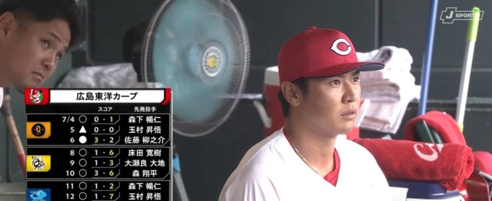 これ本当に大丈夫？試合前の大雨…ベンチに並んだ広島選手たちの呆然顔「選手も大変よなー」