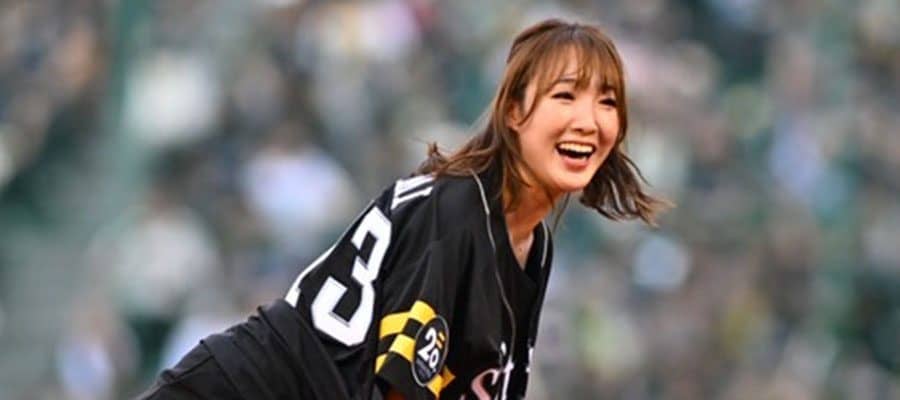 「太ももがヤバいw」　大暴投に赤面も…美女アスリートに騒然「神々しい」