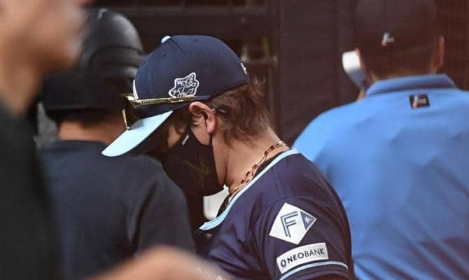 日本ハム・新庄監督「いつも言ってる。無駄な返球はやめようと」と悔やむ　適時打に中堅手・五十幡の三塁悪送球が重なり３失点し「経験、経験。これは」