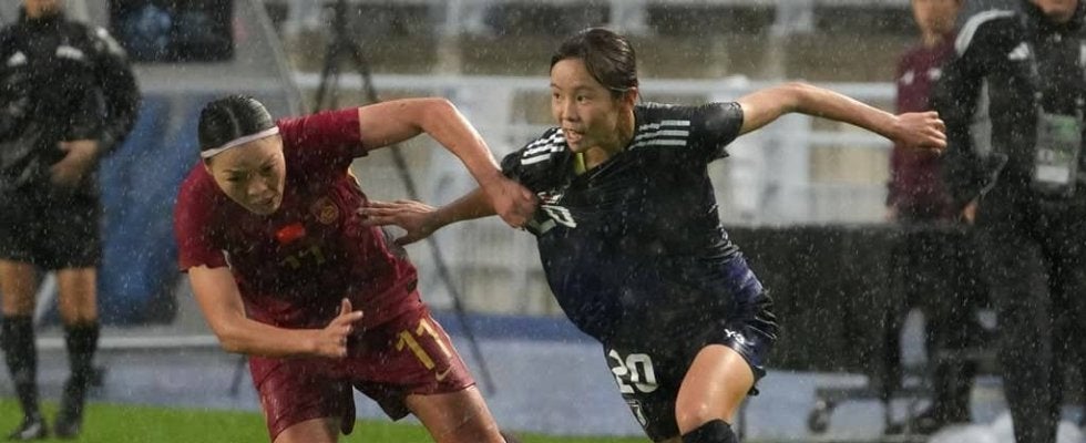 雨天の中国戦、ドリブルで前を目指した｢ベレーザ19歳｣、ゴールを死守した｢秋田美人DF｣、檄を飛ばした｢美しすぎる10番｣、激闘後…キャプテンは天を仰いだ