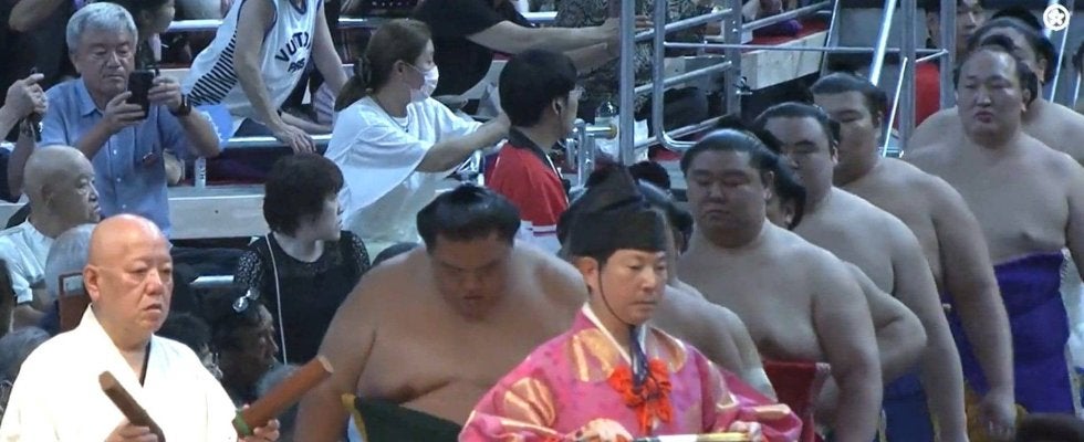 幕内土俵入りでネットざわつく“笑撃”の光景「力士との対比w」「これはじわる」