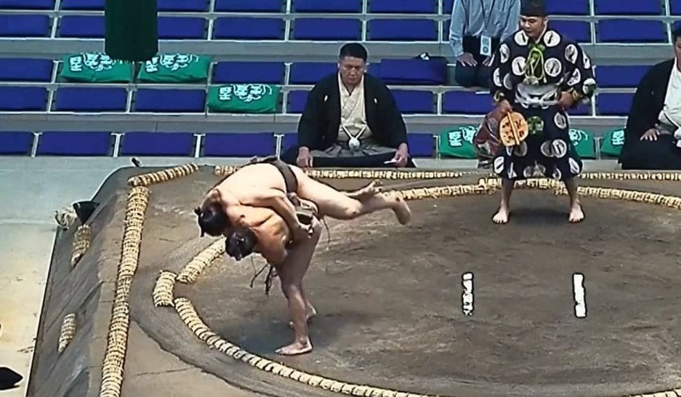 土俵下で“笑ってはいけない”状態が発生「親方ツボってる」見事な掛け