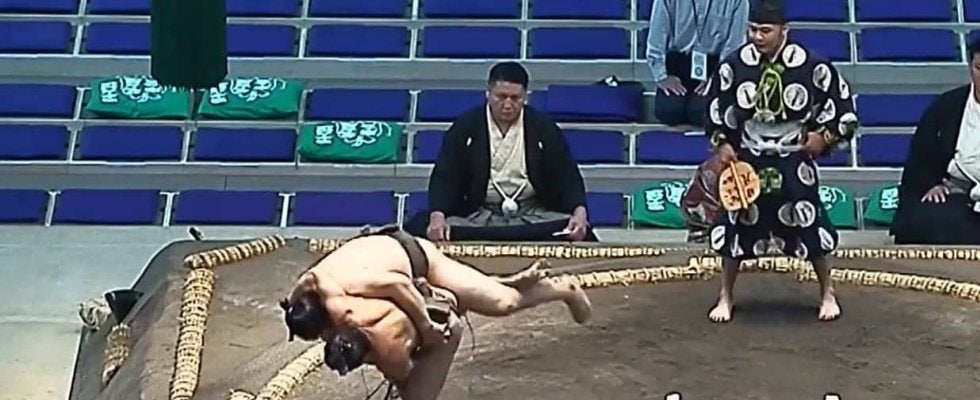 土俵下で“笑ってはいけない”状態が発生「親方ツボってる」見事な掛け投げが招いた“ほっこり珍事”
