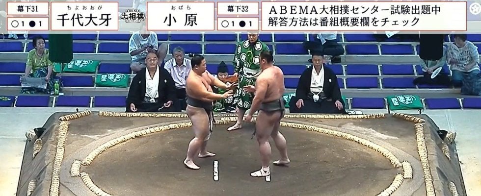 力士に何が？ 二人揃って“後退る”珍事 「えぇ」館内驚きの声 東関親方も目をまん丸