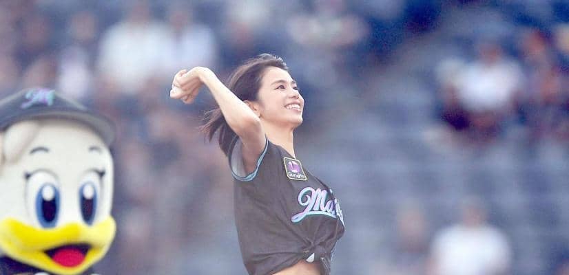 衝撃スタイルの８頭身美女がＺＯＺＯ降臨で騒然　ヘソ出しユニ＆デニムでマウンドへ　美フォーム投球に沸く