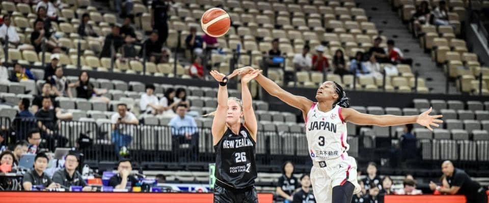 バスケ女子　日本が４強入り　ニュージーランドに快勝　１９歳司令塔・田中こころが躍動、最多１７得点　２大会ぶりアジア女王奪還へ、準決勝は前回女王・中国と激突
