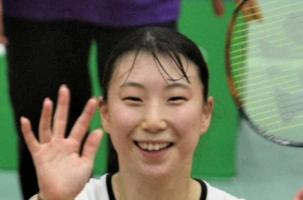 【バドミントン】志田千陽顔だけひょっこり「落書き雑なの気になる」五十嵐有紗と仲良しやりとり
