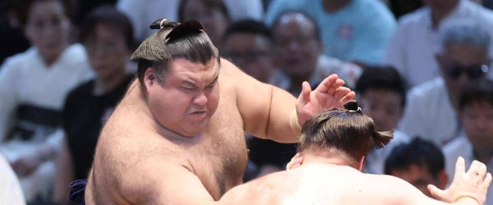 高安が安青錦をぶん投げる、内無双であわやも怪力で対処「若手は勢い任せ。こっちは落ち着いていくのが一番」
