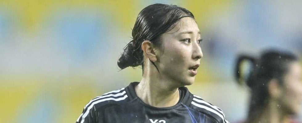 ｢ほっぺに種ついとるw｣王者ベレーザ新加入、なでしこMF塩越柚歩の“あざとかわいい”夏ショットが話題！｢楽しそう｣｢スイカ割りか。夏らしいね｣の声