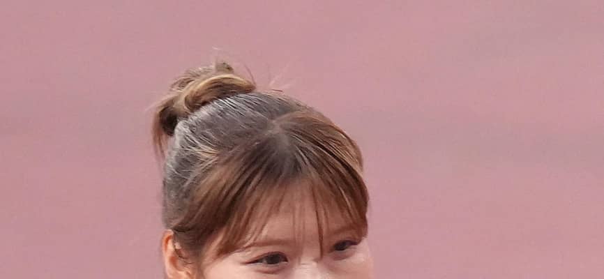 【陸上】中島ひとみ白トップスデニムコーデで誕生日にギュッと抱き締めた「一生推し」の相手とは