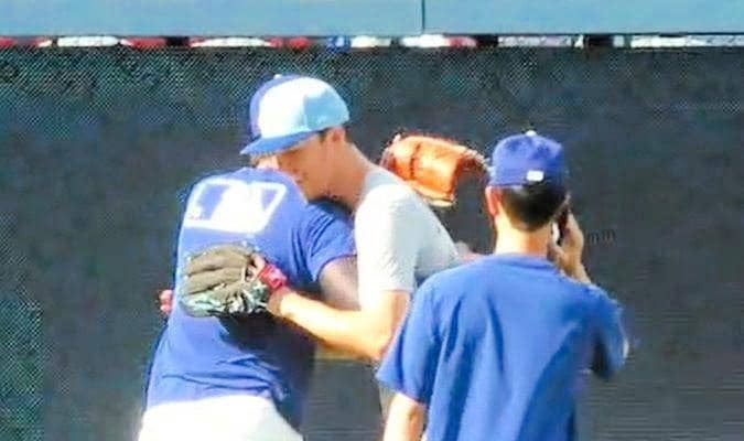 大谷翔平と交流したい！ブルワーズの怪物新人が激カワ行動「ショウヘイをカバーしに」ジワリ近寄り打球から守るガードマン役→握手＆ハグ成功でニッコリ