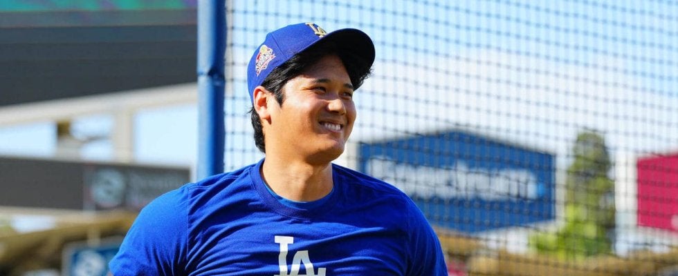 大谷翔平「オオタニモデル」グレーＴシャツで球場入り　MLB公式「再びMVP候補で後半戦へ」