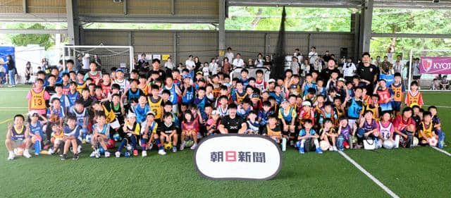 ジュニアサッカースクールに120人　元日本代表の松井大輔さん指導