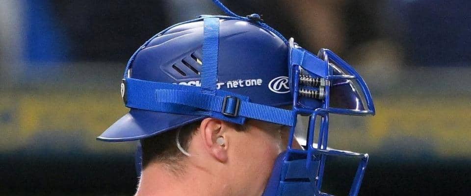 ドジャース　正捕手のスミスがヒヤリ　本塁クロスプレーで走者の足が顔面に　マスク＆イヤホンも吹っ飛ぶ