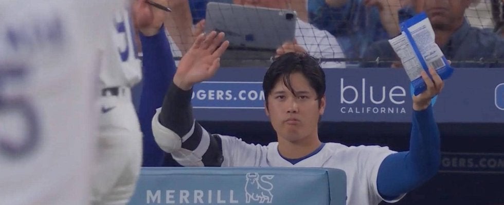 大谷翔平が“もぐもぐ”セレブレーション！同僚フリーマンのツーベースで見せたリアクション