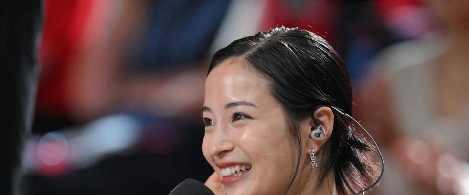 ＳＮＳ騒然　バスケ会場降臨の透明感美女が「小学生みたいに」元ＮＢＡ選手との２ショット動画に反響「体格差エグい」もちらり肉体美に注目「やっぱ筋トレしてるな～という体してる」
