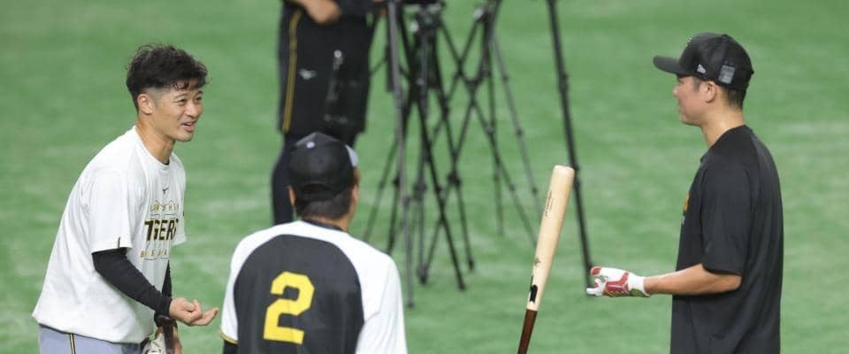 巨人・坂本と阪神２捕手が談笑　バット手に打撃論？身ぶり手ぶりで話し込む