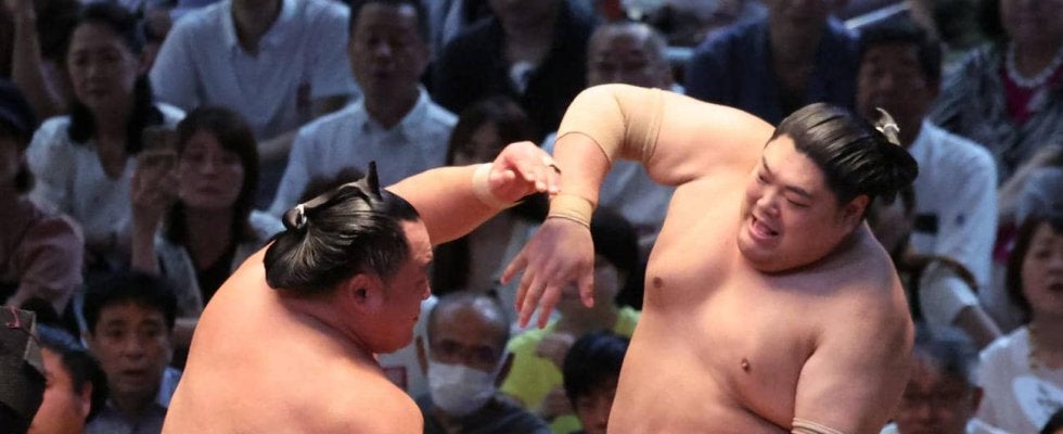 40歳の鉄人玉鷲が阿炎に完勝、勝ち越し王手！元乃木坂46松村沙友理も「すごーい」と大興奮
