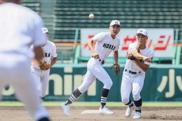 北海高校 野球部 Tシャツ 甲子園 高校野球 甲子園中継、名門ユニの左袖にまさかの