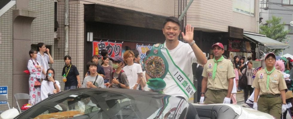 統一王者中谷潤人１日区長でパレード予行演習「ビッグマッチを終えてパレードしていただきたい」
