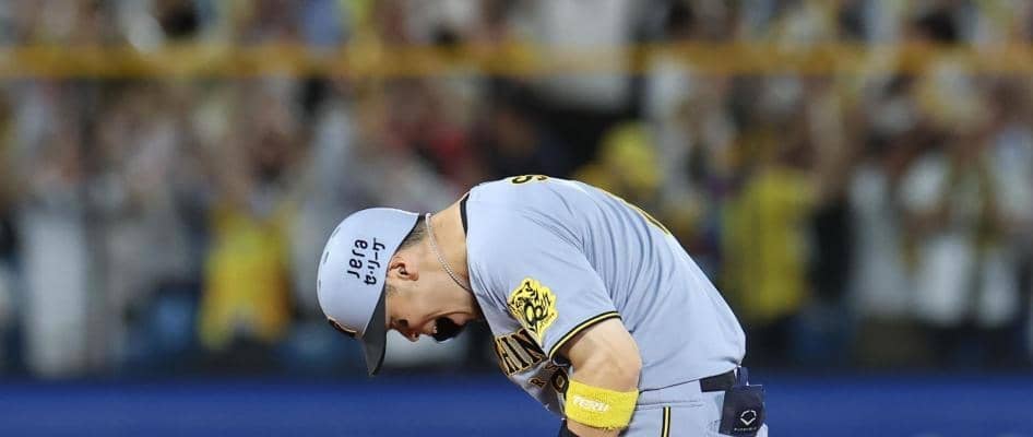 阪神　佐藤輝明が勝ち越しの適時二塁打！低めの変化球を右手一本で右越えへ　神宮に響いた盛大な「テル」コール