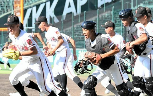 日大山形が甲子園で練習　「夢の舞台で思い切り」　土の感触も確認