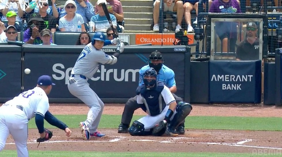 何を考えている？大谷翔平、爆速ヒットを放つも…塁上で見せたほんの一瞬の表情に注目